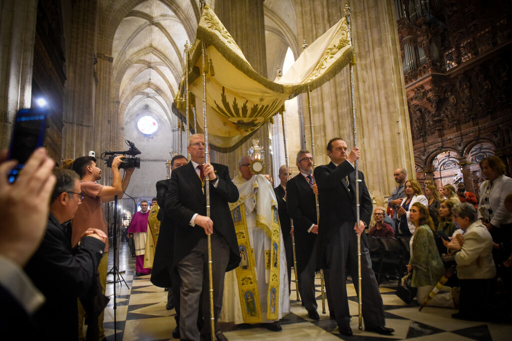 Photographies d'un inhabituel Corpus Christi à Séville