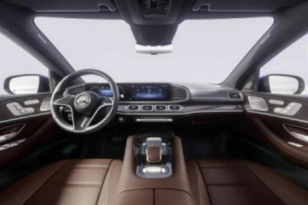 Mercedes GL.  La “regina” dei SUV è in fase di revisione: non è più ibrida.